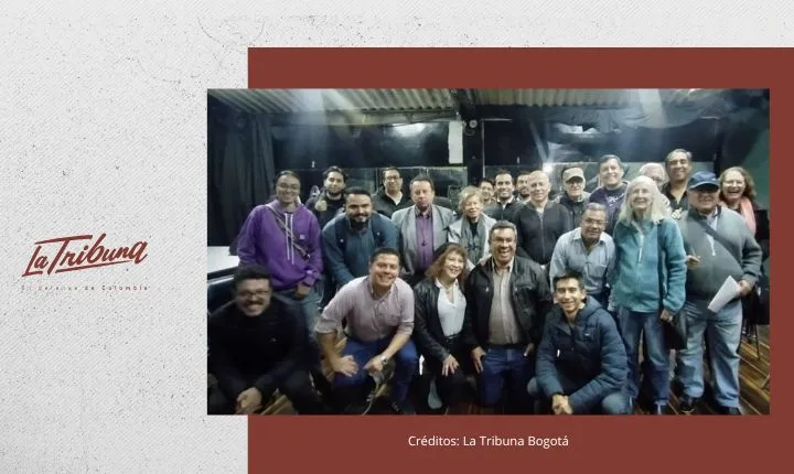 Fotografía de un grupo de bogotanos, representantes de comunidades y organizaciones locales, que conformaron la Veeduría Distrital de Moradores para proteger sus derechos frente a los efectos del Plan de Ordenamiento Territorial (POT).