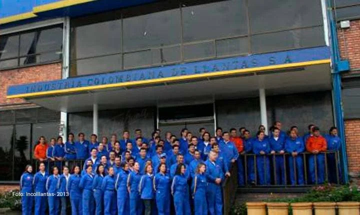 Trabajadores de Icollantas frente a la fábrica en Bogotá antes de su cierre en 2013, reflejando el declive de la industria en la ciudad. Imagen de Icollantas para La Tribuna.