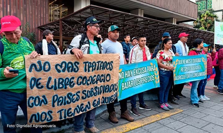 Productores arroceros en protesta con pancartas contra los tratados de libre comercio y la reducción de precios del arroz en el paro arrocero 2025. Imagen de Dignidad Agropecuaria para La Tribuna.