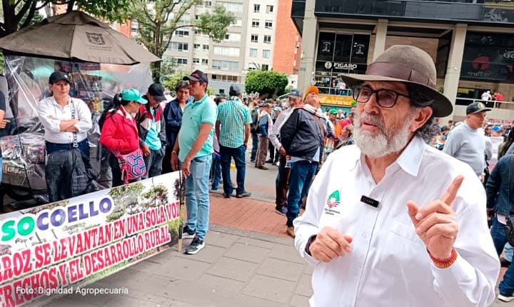 Oscar Gutiérrez, director ejecutivo de Dignidad Agropecuaria Colombiana, en manifestación del paro arrocero 2025, denunciando precios injustos para los agricultores. Imagen de Dignidad Agropecuaria para La Tribuna.