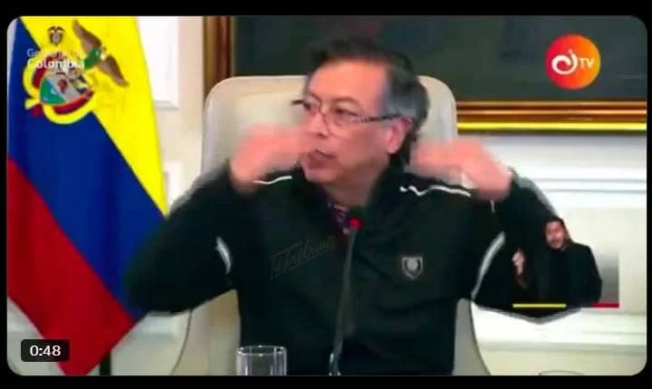 Gustavo Petro durante el Consejo de Ministros televisado en abril de 2025, hablando sobre la fiebre amarilla en Colombia. Imagen de transmisión oficial para La Tribuna.