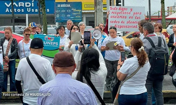 Manifestación de usuarios de la Nueva EPS frente a dispensario en Pereira, exigiendo trato digno y acceso a medicamentos. Foto cortesía de ASUDSALUD, para La Tribuna.