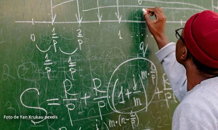 Estudiante resolviendo fórmulas matemáticas en tablero, símbolo de la brecha entre ciencia e inteligencia artificial en Colombia. Foto de Yan Krukau (Pexels), para La Tribuna.