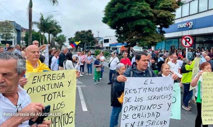 Usuarios de la Nueva EPS protestan frente al dispensario de medicamentos en Manizales, exigiendo atención médica y entrega oportuna de tratamientos. Foto cortesía de ASUDSALUD para La Tribuna.