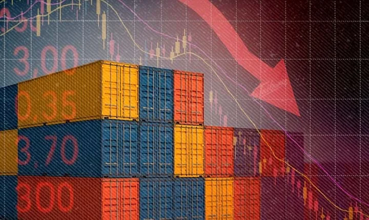 Contenedores de exportación con una flecha roja descendente que representa la caída del comercio colombiano con EE. UU.