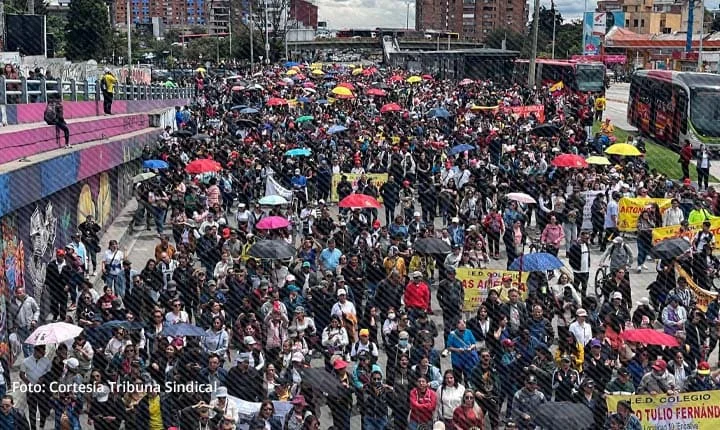 Multitud de trabajadores marchan en Bogotá bajo sombrillas
