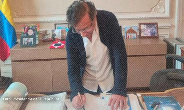 Gustavo Petro firma documentos en su escritorio presidencial