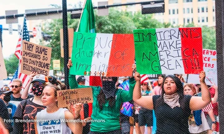 Protesta en EE. UU. con carteles a favor de los inmigrantes