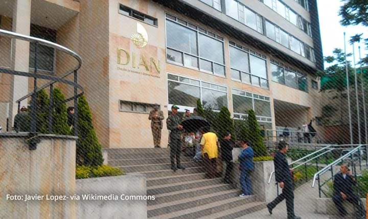Fachada principal de la sede de la DIAN en Bogotá