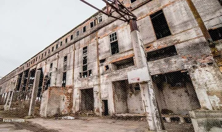 Fábrica abandonada con estructura deteriorada