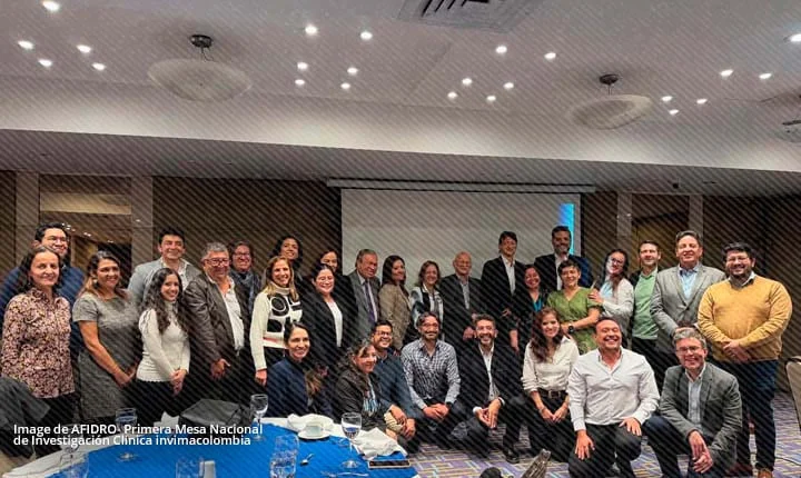 Participantes en reunión sobre investigación clínica en Colombia