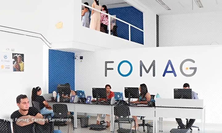 Oficinas del FOMAG con personal atendiendo docentes