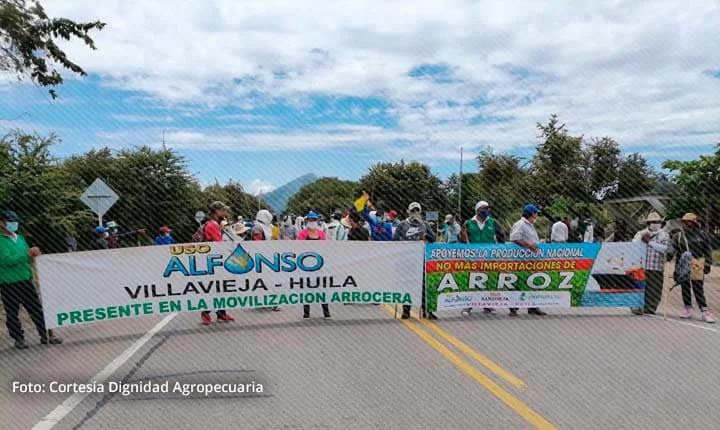 Protesta arrocera bloquea vía en Villavieja, Huila