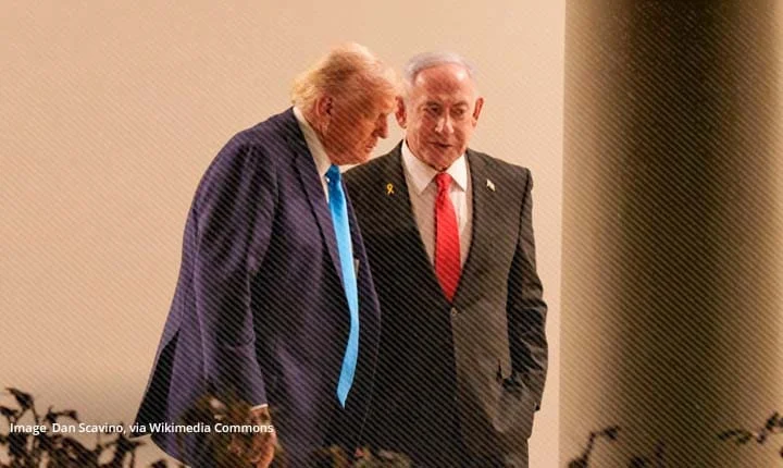 Donald Trump conversa con Benjamín Netanyahu en la Casa Blanca