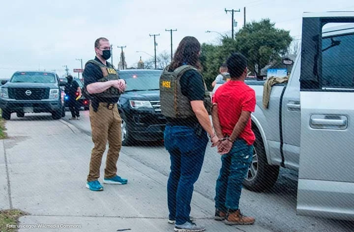 Agentes del ICE esposan a un hombre detenido durante redada migratoria en EE. UU.