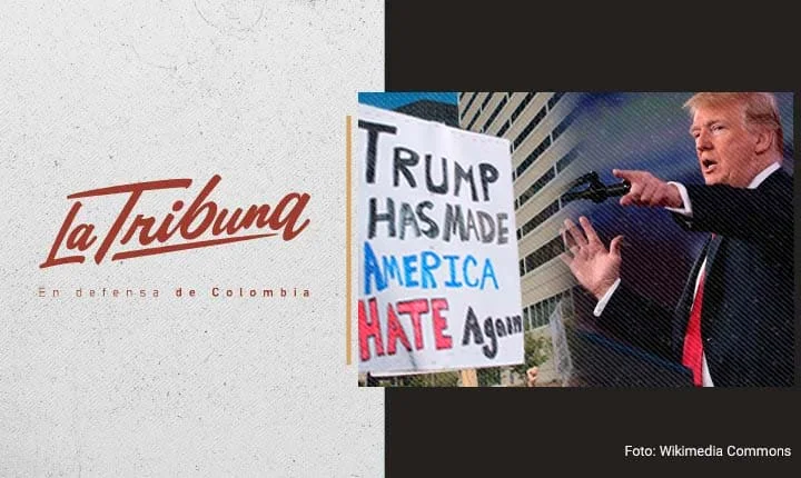 Donald Trump y un cartel que dice Trump has made America hate again en protesta en EE. UU.