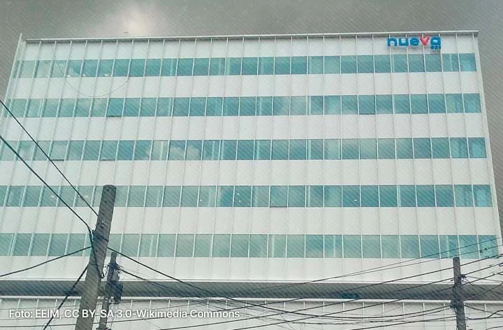 Fachada principal del edificio de la Nueva EPS en Bogotá