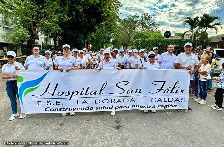 Grupo de empleados del Hospital San Félix marcha con pancarta en La Dorada.