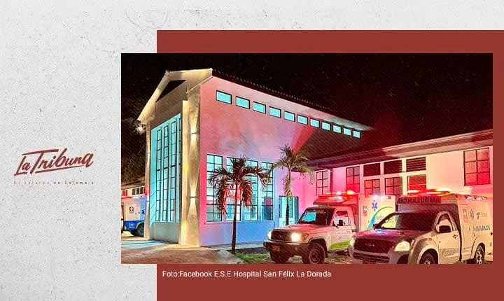 Fachada iluminada del Hospital San Félix en La Dorada con ambulancias estacionadas