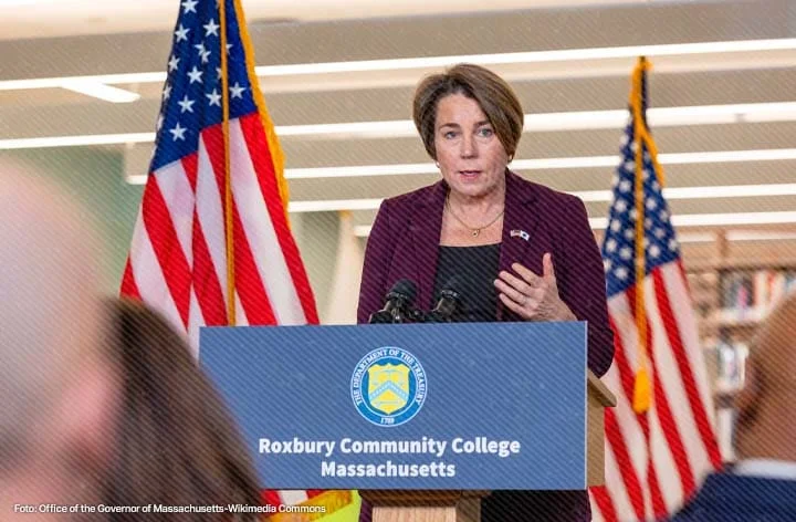 Gobernadora Maura Healey da discurso en Massachusetts con banderas de EE. UU. detrás