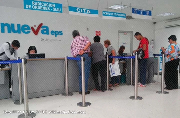 Usuarios en fila en oficina de la Nueva EPS en Colombia