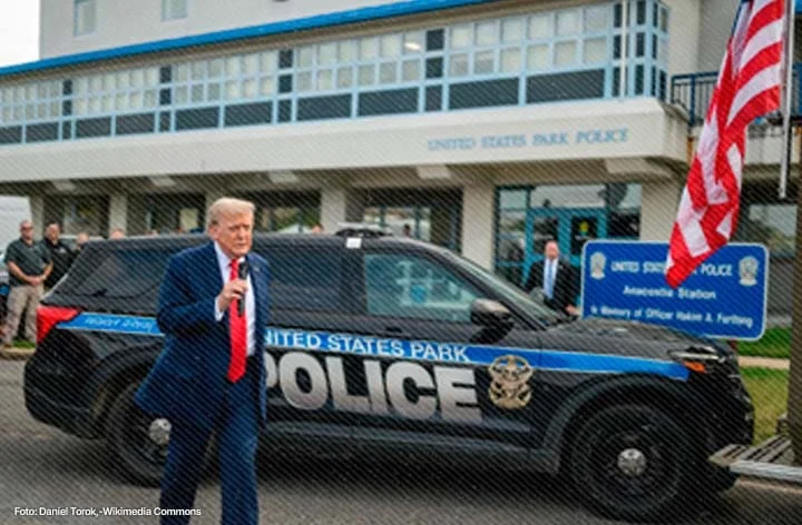 Donald Trump camina frente a patrulla de la policía del parque en Washington D.C.