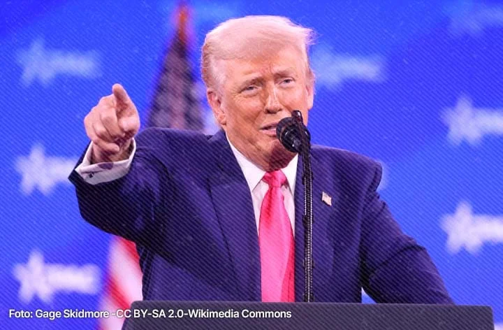 Donald Trump en discurso político señalando al público