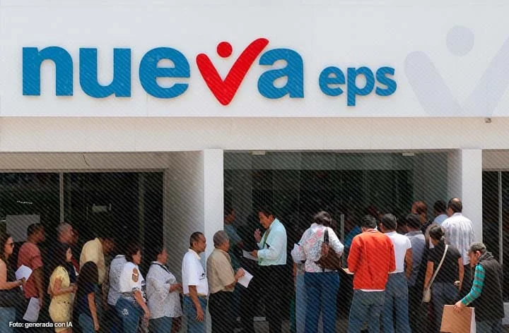 Usuarios esperan en fila afuera de oficina de la Nueva EPS en Colombia