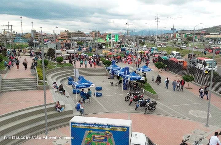 Personas reunidas en espacio público de Soacha con carpas informativas y vehículos alrededor