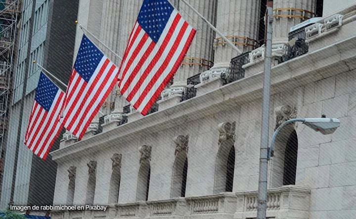 Fachada de la Bolsa de Nueva York con banderas de Estados Unidos ondeando