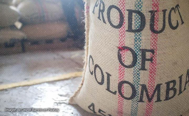Saco de yute con la inscripción Product of Colombia en una bodega de café