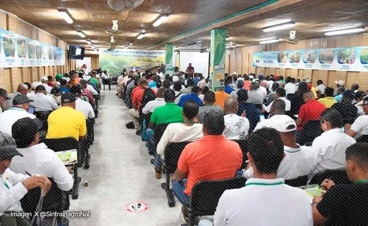Asamblea sindical con trabajadores del sector agroindustrial reunidos en salón amplio