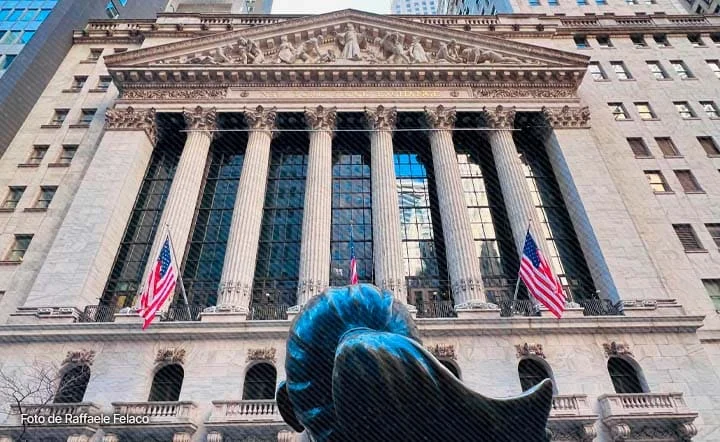 Fachada de la Bolsa de Nueva York con banderas de Estados Unidos ondeando