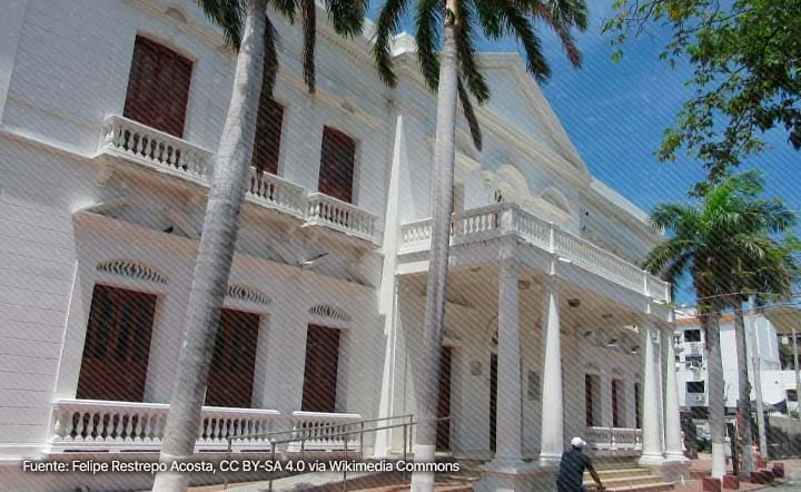 Fachada del Palacio de Justicia de Santa Marta con columnas y palmas
