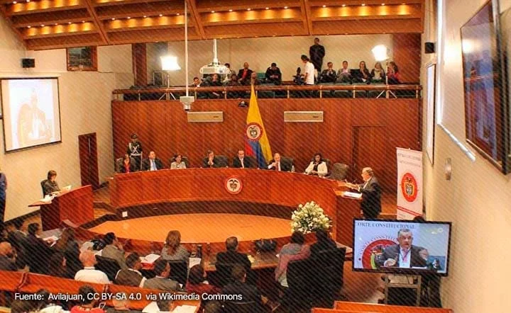 Sesión de la Sala Penal en Bogotá con magistrados y público asistente