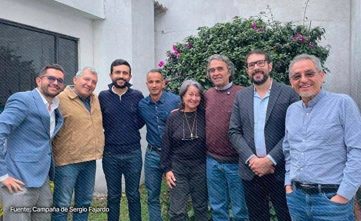 Equipo de salud y asesores de Sergio Fajardo reunidos al aire libre durante la campaña