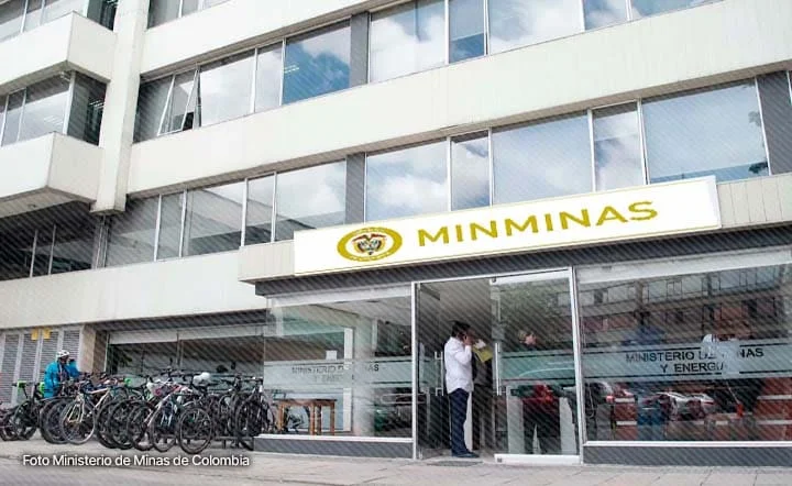 Fachada del Ministerio de Minas y Energía de Colombia con logotipo visible