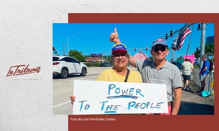 Dos manifestantes sostienen un cartel con la frase “Power to the People” durante una marcha en Estados Unidos. No Kings Day