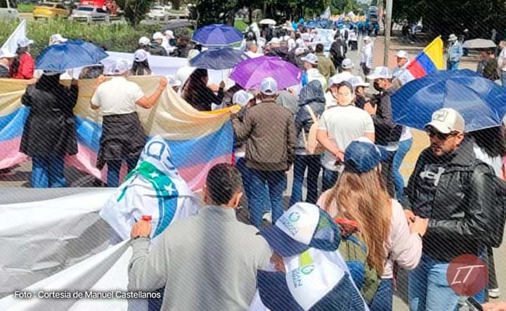 Empleados de la DIAN marchan con banderas y sombrillas en jornada sindical