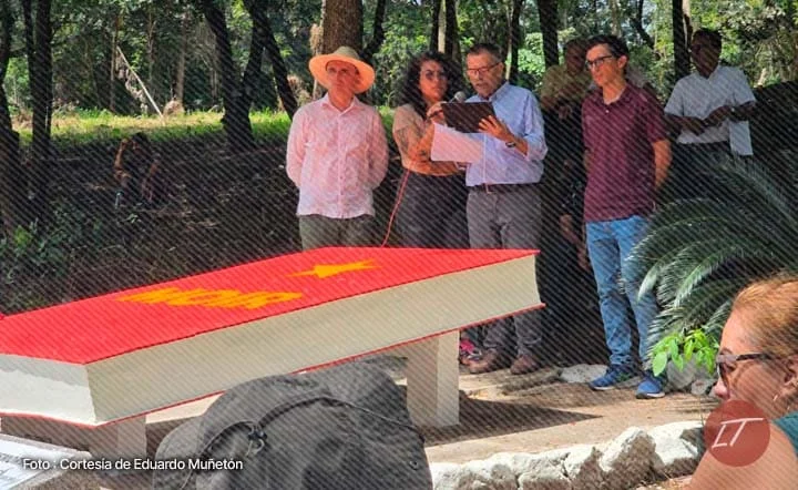 Asistentes reunidos frente al monumento del MOIR en homenaje ligado a la erupción del volcán