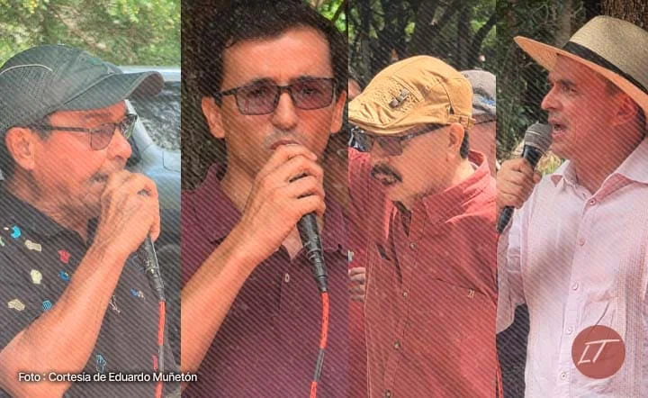 Cuatro líderes hablando al micrófono durante homenaje sobre memorias históricas vinculadas a 1985