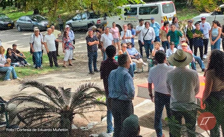 Grupo de asistentes reunidos en exterior durante homenaje por tragedia del Nevado del Ruiz