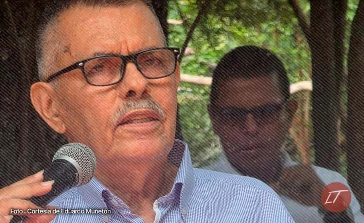 Eduardo Muñetón hablando al micrófono durante acto sobre la tragedia de Armero