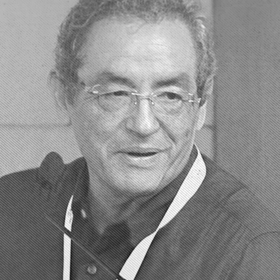 Retrato en blanco y negro de Bernardo Useche, columnista de Puntos de Vista en La Tribuna