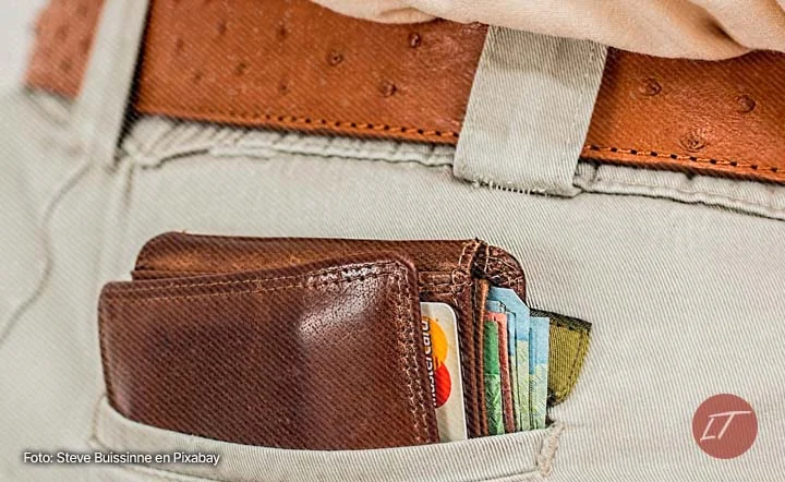 Billetera con tarjetas en bolsillo trasero de pantalón