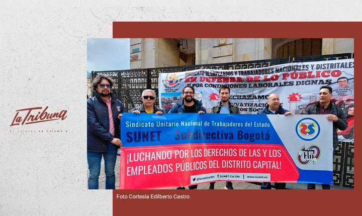 Trabajadores de SUNET sostienen pancarta frente a entidad pública