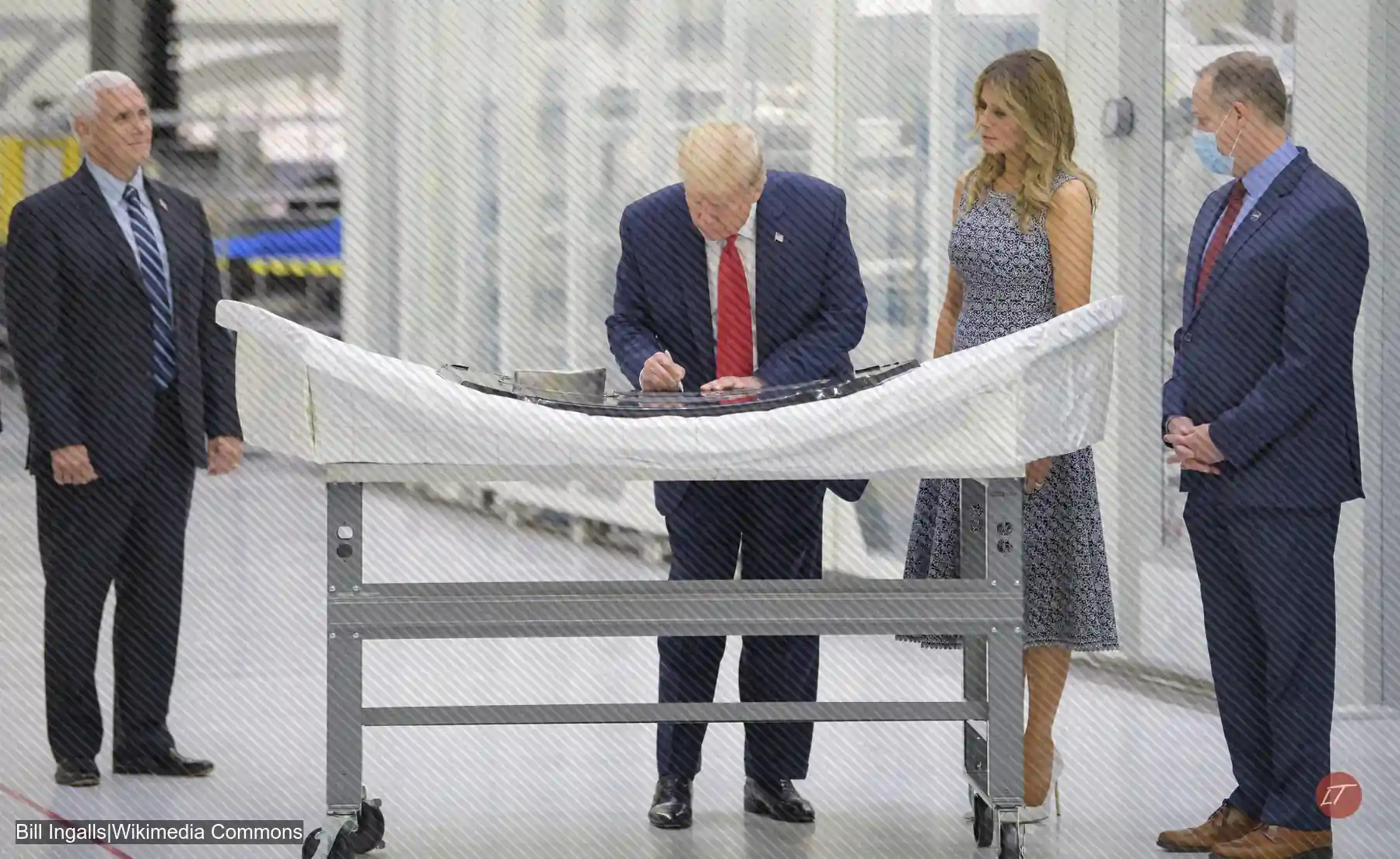 Donald Trump firma una cápsula Orion de Artemis II en la NASA