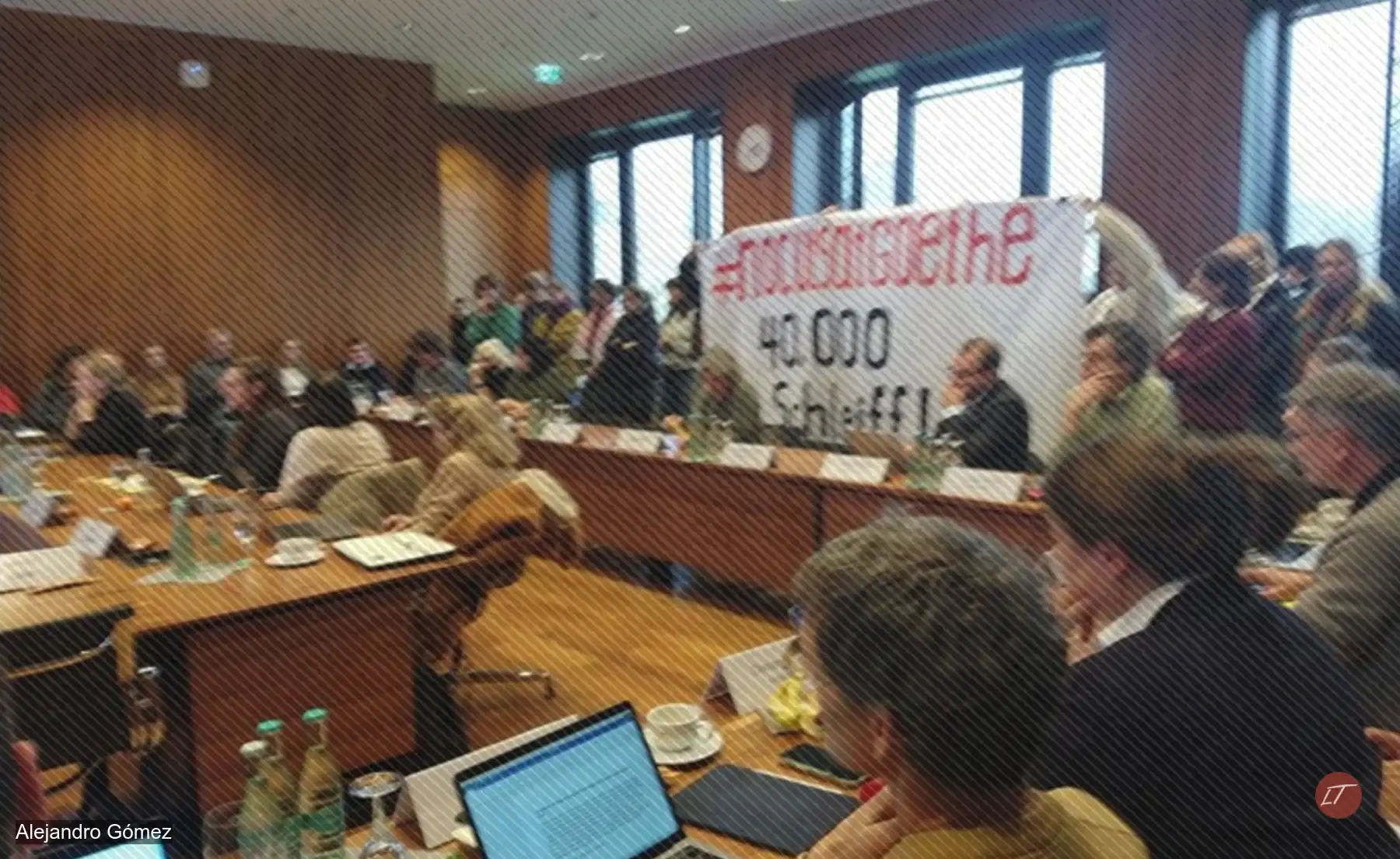 Estudiantes protestan dentro de sesión del Senado Universidad Frankfurt contra recortes
