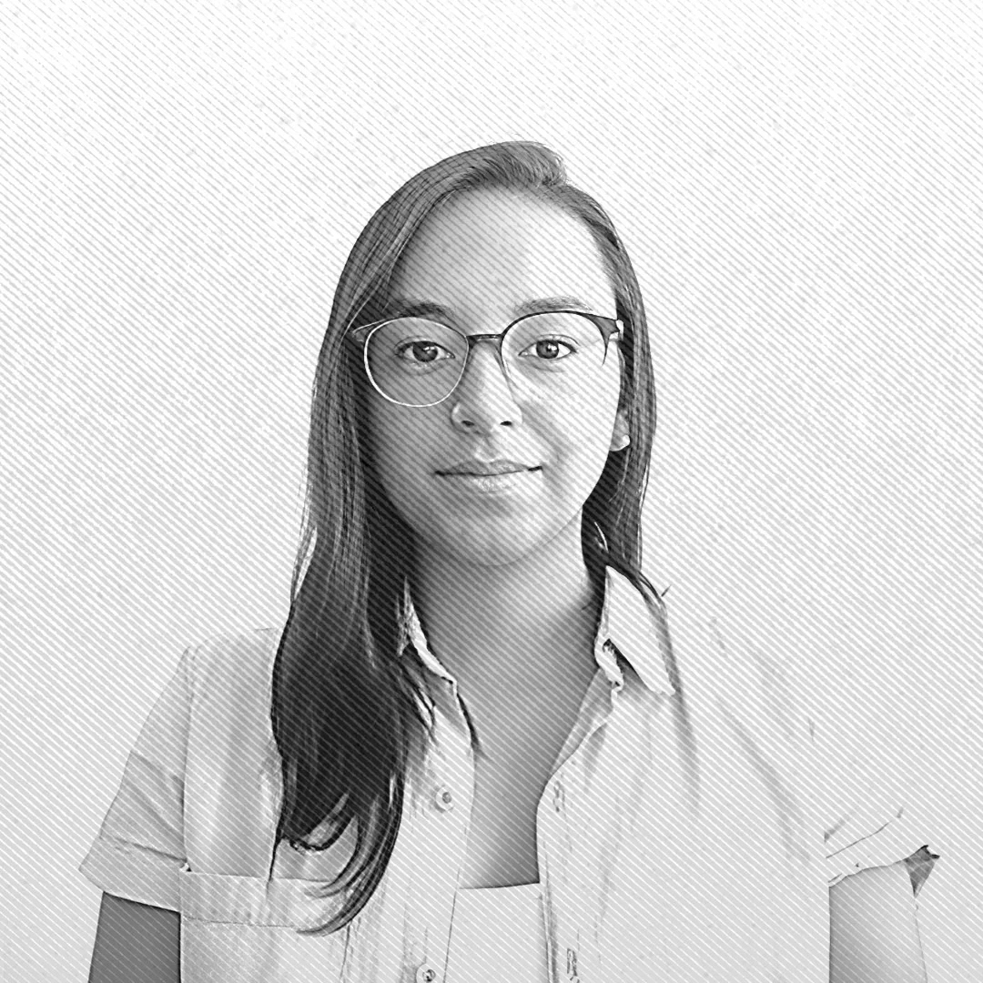 Laura Chaparro en retrato con gafas para sección Pasa en el Mundo