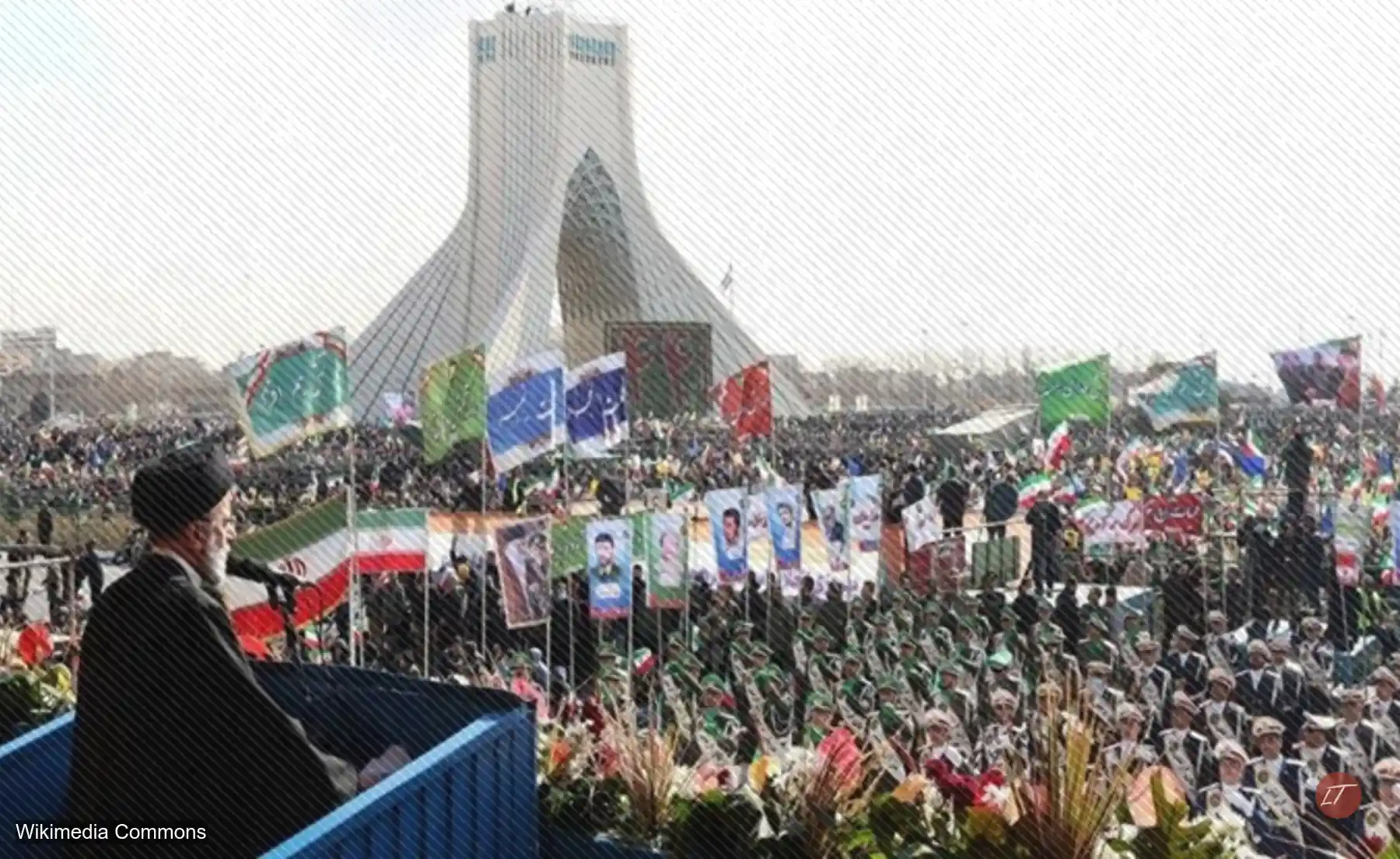 Multitud en Teherán con banderas durante aniversario de la Revolución iraní